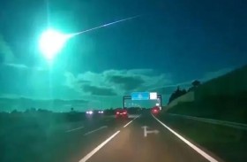 نيزك عملاق يحول سماء أوروبا للأزرق