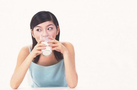 هل يساعد شرب حليب ساخن بالعسل على النوم؟