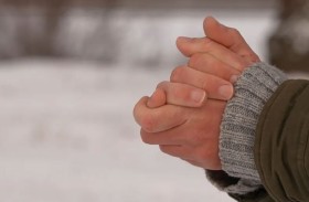 احذر برودة اليدين.. صاحب تجربة «قاسية» يروي تفاصيل حالته