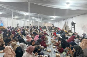 «الهلال الأحمر» يقدم 10 آلاف وجبة إفطار للصائمين يوميا بمسجد الشيخ زايد في إندونيسيا