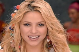 شاكيرا تستعرض مهاراتها برياضة ركوب الأمواج