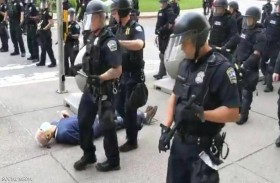 فيديو «مأساة المسن» يهز أميركا.. واستقالة ضباط بعد «العقوبة»