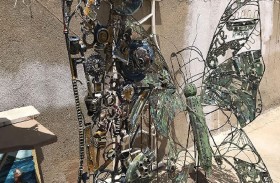 يبدع في تحويل النفايات الحديدية إلى تحف فنية