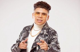 عمر كمال ينتهي من تسجيل أغنية 