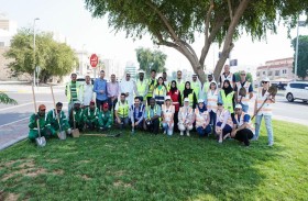 بلدية مدينة أبوظبي تزرع غراس أشجار «الغاف» بالتعاون مع العمال في المواقع الإنشائية