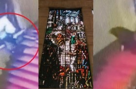 سياسي إيطالي يتسبب في تحطيم قطعة فنية نادرة 