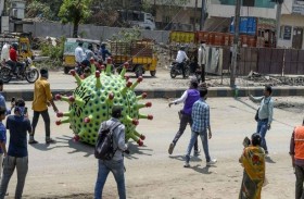 سيارة كورونا تجوب الشوارع للتوعية بالوباء