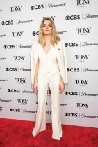 جودي كومر المرشحة لأفضل أداء بدور بطولة في مسرحية ، لدى حضورها حفل جوائز توني لعام 2023 في نيويورك.   (رويترز)