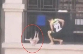 ينقذ طفلا قبل السقوط من الطابق السابع 