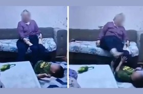 فيديو لاعتداء جدة على حفيدها