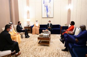 صقر غباش يلتقي أعضاء لجنة تحكيم جائزة زايد للأخوّة الإنسانية 