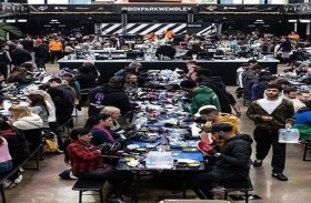 325 شخصاً يسجلون رقماً قياسياً بتنظيف الأحذية