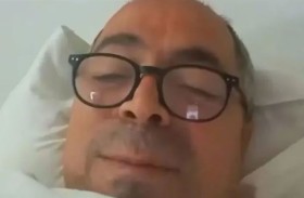 من الفراش.. مرشح يروّج لحملته الانتخابية 