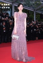 الممثلة الصينية تيفاي تانغ لدى حضورها عرض فيلم «إدينجتون» في مهرجان كان السينمائي. (ا ف ب)