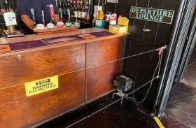 مقهى يستخدم سياجاً كهربائياً لفرض التباعد الاجتماعي