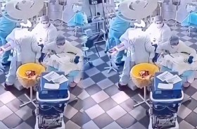 أطباء يواصلون عملية جراحية لمريض خلال وقوع زلزال روسيا