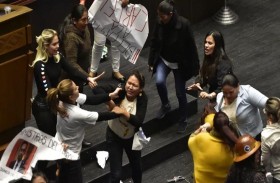 شجار تحت قبة البرلمان