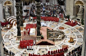 يقفز عاريا على مذبح كاتدرائية دعمًا لاوكرانيا