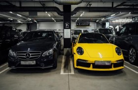 مطار أوروبي يمتلئ بسيارات فارهة