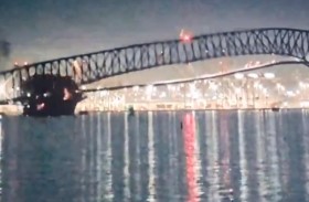 انهيار جسر بسبب سفينة 