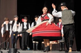 رقصات هنغارية تراثية على مسرح دبي ميلينيوم