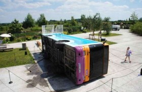 يحول حافلة ركاب إلى حوض سباحة 