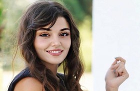 هاندا أتشيل تستعرض رشاقتها بفستان قصير