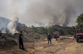 حرائق الغابات تتواصل في اليونان وسط موجة حر جديدة 