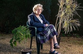 تنجو من الموت بأكل التراب طيلة يومين