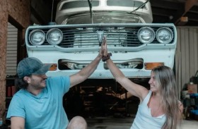 سقطت سيارتهما من ارتفاع 650 قدماً