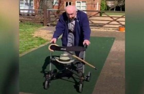 على مشارف الـ100 عام ويجمع الملايين لمحاربة كورونا