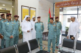 قائد عام شرطة الفجيرة يتفقد إدارة  التحريات والمباحث الجنائية 