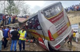 حافلة تسقط في حفرة .. والنتيجة 17 قتيلا 