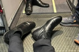 إجبار راكب طائرة على الزحف إلى الحمام