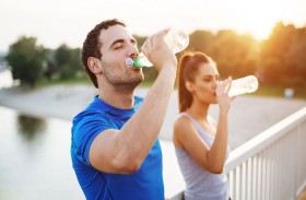 لا تحب شرب الماء؟.. إليك 8 طرق لجعل الأمر أسهل!