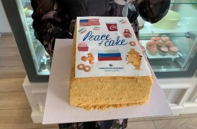 ابتكرت كعكة سلام لقمة بايدن وبوتن