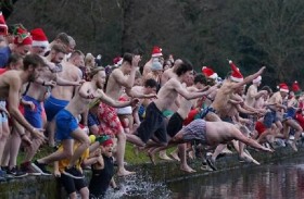 يغطسون في مياه متجمدة لتهذيب النفس