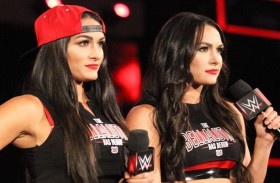 عارضتان توأم حامل في الوقت نفسه!