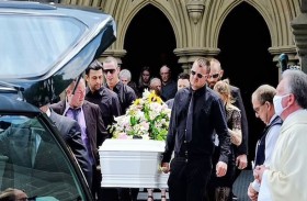 تحرق عائلة بأكملها ثم تلتقط صوراً تذكارية 