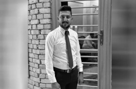 دهسته شاحنة وقف أمامها محتجاً