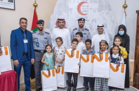 شرطة أبوظبي والهلال الأحمر  يوزعان هدايا مدرسية ضمن حملة «أبناؤنا أمانة»