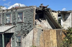 كرسي على سطح منزل مهجور يصبح منطقة جذب سياحي