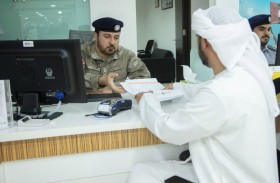 مدير قطاع العمليات المركزية بشرطة أبوظبي يلتقي الجمهور بمركز إسعاد المتعاملين  