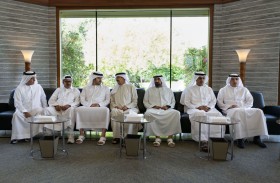 مكتوم بن محمد يقدم واجب العزاء في وفاة فاطمة بنت سعيد محمد الكندي