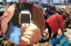 إجبار عاملين على نبش نفايات بحثاً عن ساعة