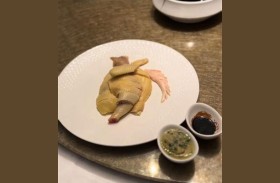 نصف دجاجة بـ66 دولاراً.. طيور فاخرة بالحليب والموسيقى