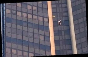 يتسلق أعلى مبنى في باريس