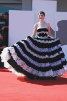 الممثلة النيوزيلندية توماسين ماكنزي على السجادة الحمراء لفيلم «وصية آن لي» المعروض في مهرجان البندقية السينمائي الدولي.ا ف ب