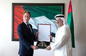 رئيس الدولة يمنح سفير فرنسا وسام الاستقلال من الطبقة الأولى