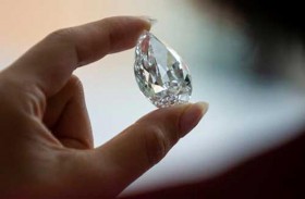 تسرق ألماسا بملايين الدولارات بطريقة غريبة